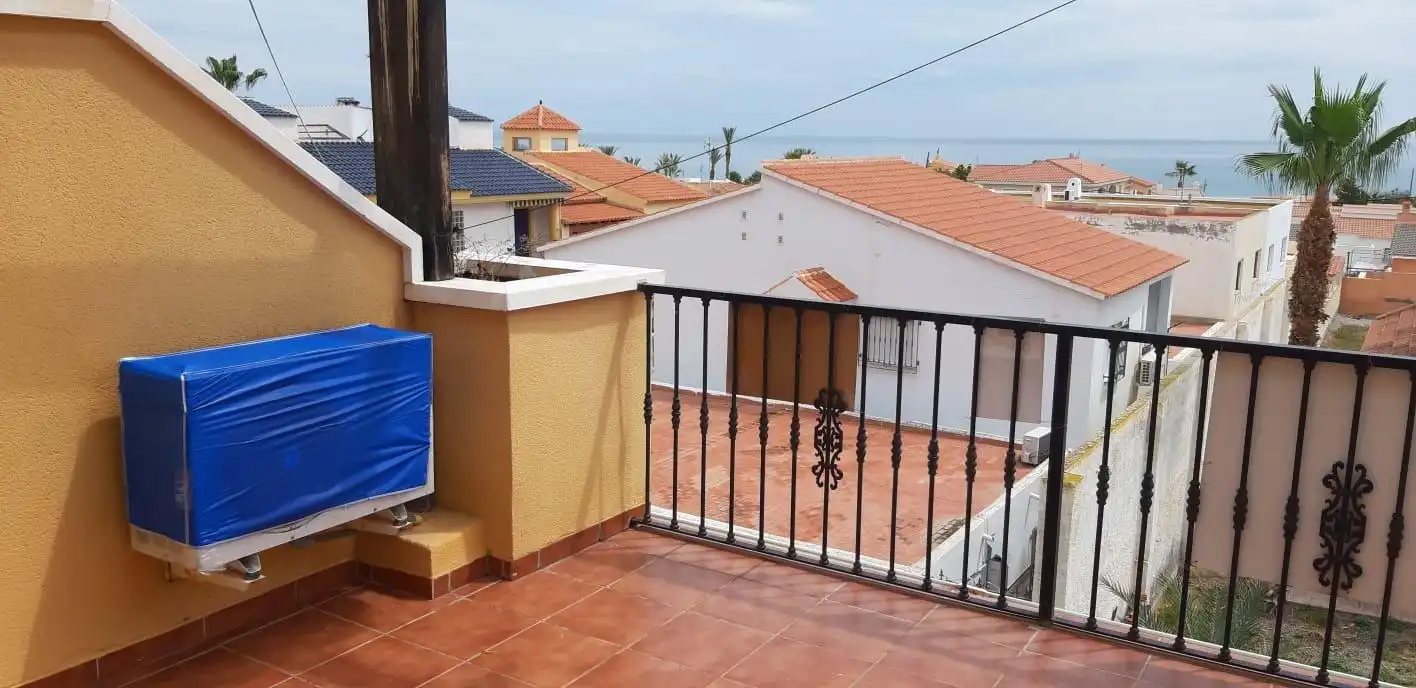 Terrasse von Wohnung zum Verkauf in Cuevas del Almanzora mit Klimaanlage, Privatgarten und Möbliert