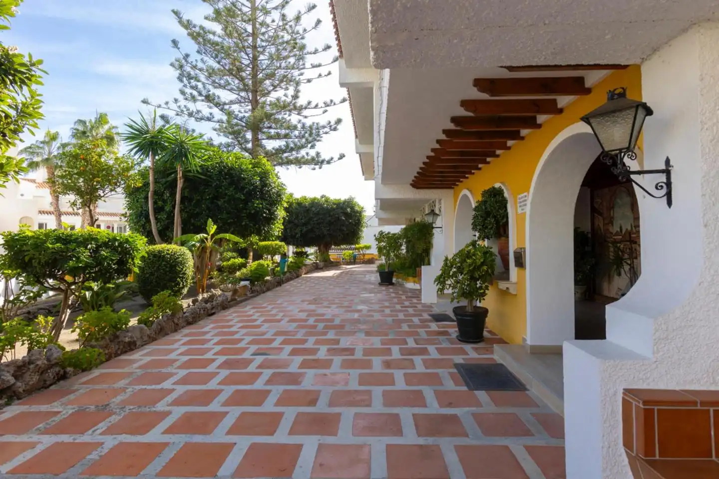 Vista exterior de Piso en venta en Almuñécar con Aire acondicionado, Jardín privado y Terraza