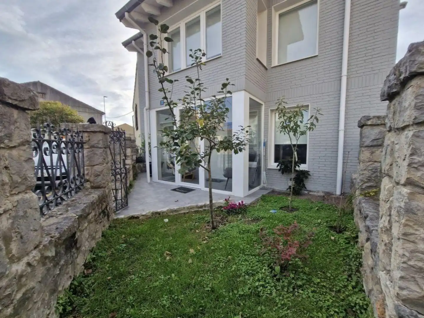 Terrassa de Casa adosada en venda en Torrelavega  amb Aire condicionat, Calefacció i Jardí privat