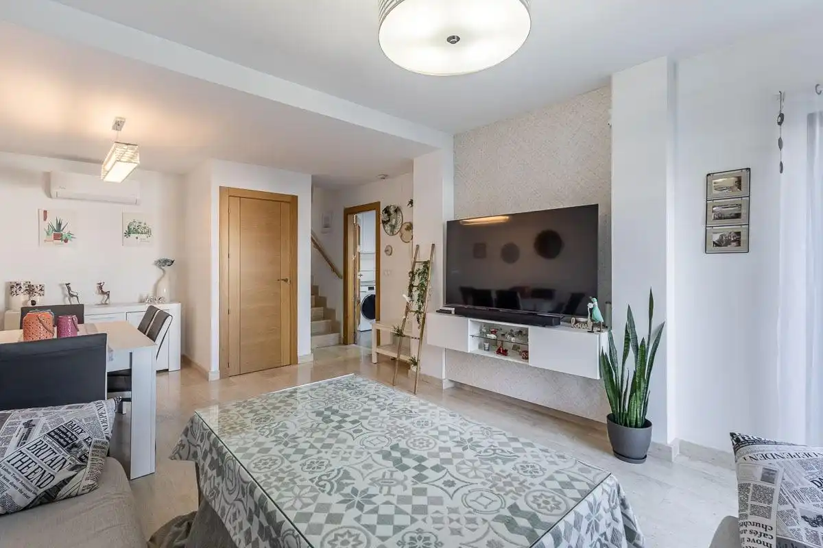 Sala de estar de Casa adosada en venta en Las Gabias con Piscina comunitaria