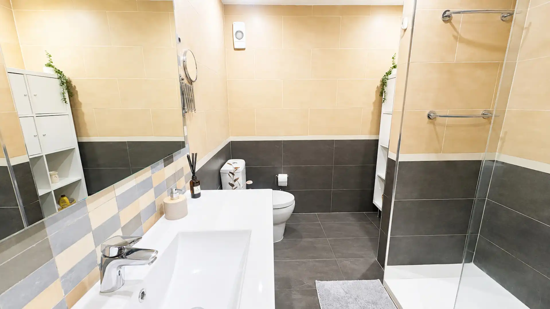 Bany de Apartament en venda en Manilva amb Aire condicionat, Terrassa i Traster