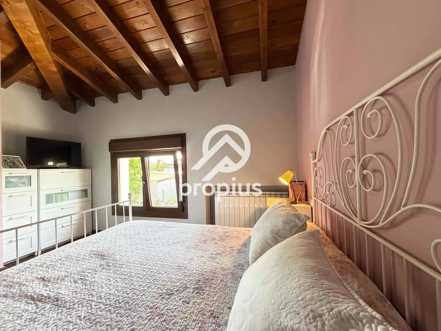 Dormitori de Casa o xalet en venda en Sariego amb Calefacció, Parquet i Traster
