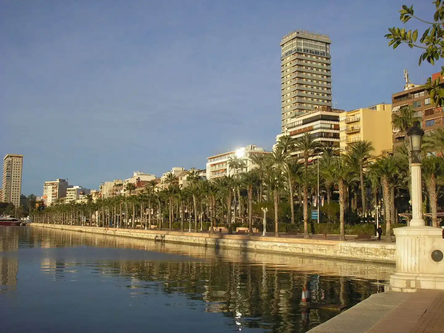 Vista exterior de Apartament en venda en Alicante / Alacant amb Aire condicionat, Piscina i Balcó