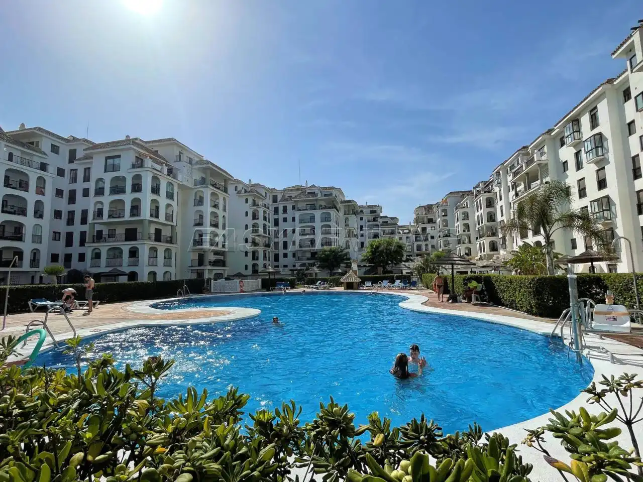 Piscina de Piso de alquiler en Manilva con Terraza, Amueblado y Alarma