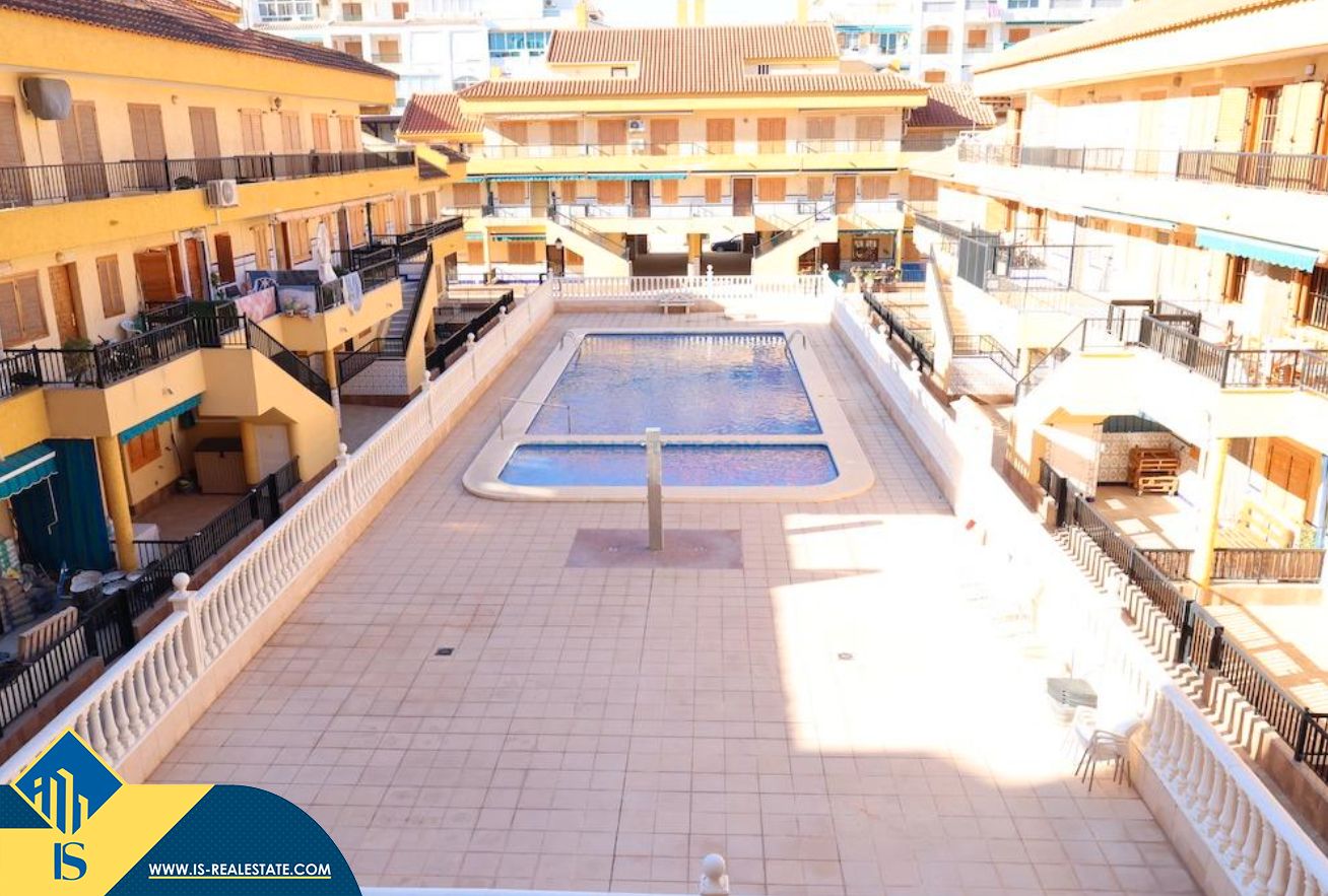 Piscina de Estudio en venta en Torrevieja con Calefacción, Terraza y Amueblado