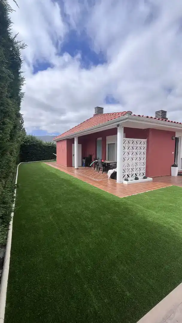 Terrassa de Casa adosada en venda en Medina de Pomar amb Jardí privat, Traster i Piscina