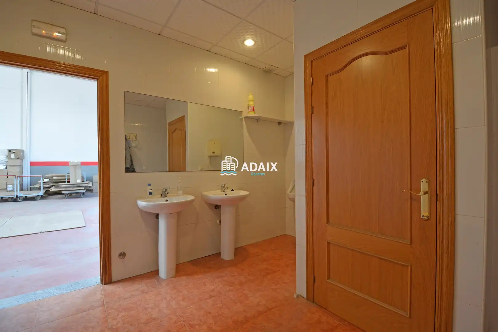 Baño de Nave industrial en venta en Arroyo de la Luz