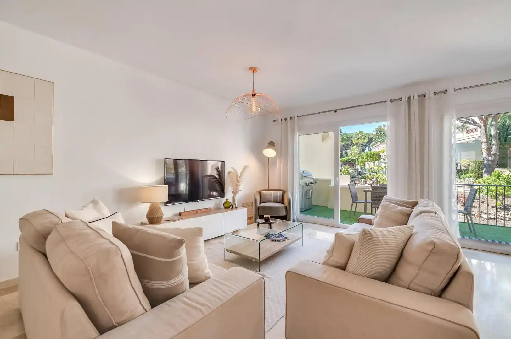 Living room of Flat for rent in Nueva Andalucía