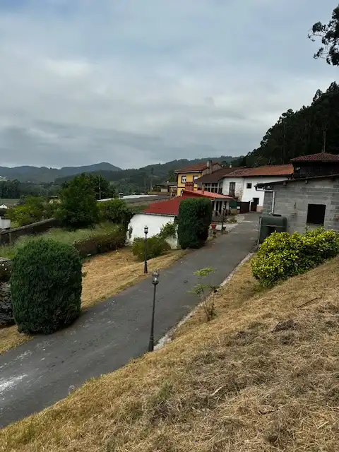 Vista exterior de Casa adosada en venda en Pravia amb Calefacció, Jardí privat i Terrassa