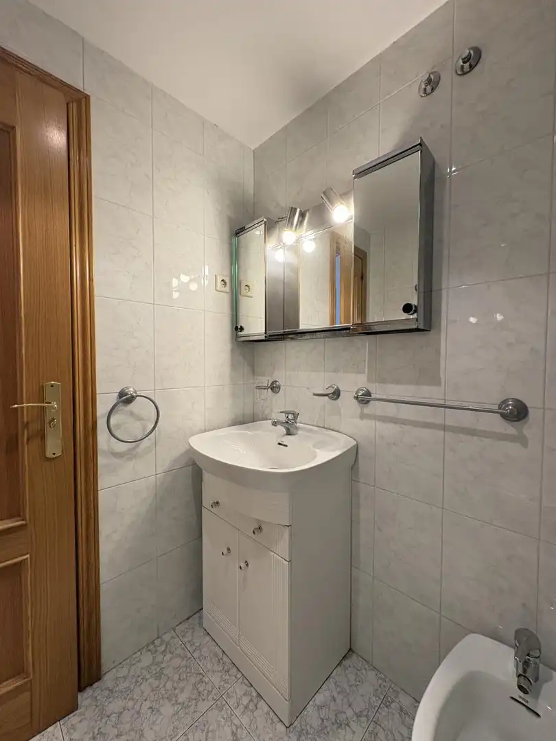 Badezimmer von Wohnung zur Miete in Madrid mit Heizung und Gemeinschaftspool