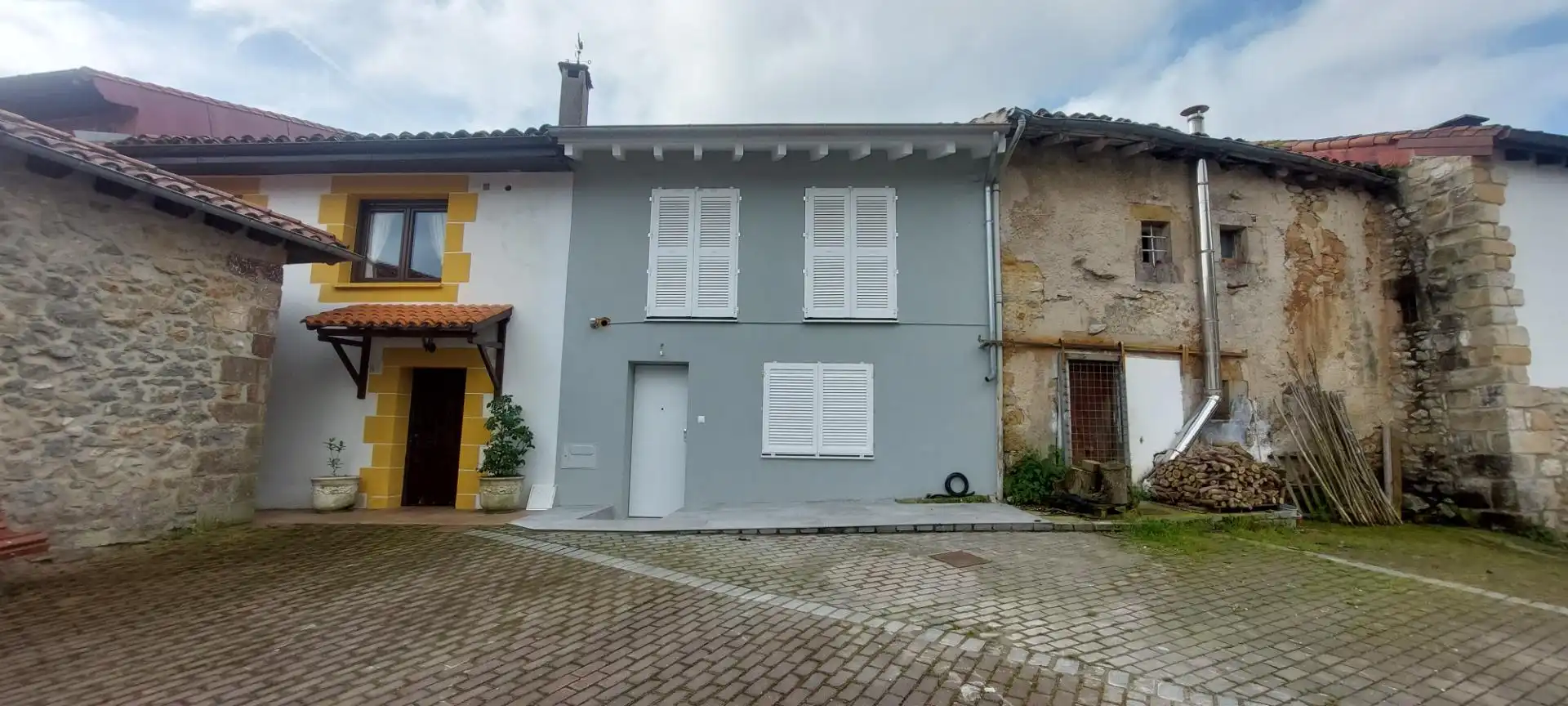 Vista exterior de Casa adosada en venda en Udías amb Calefacció