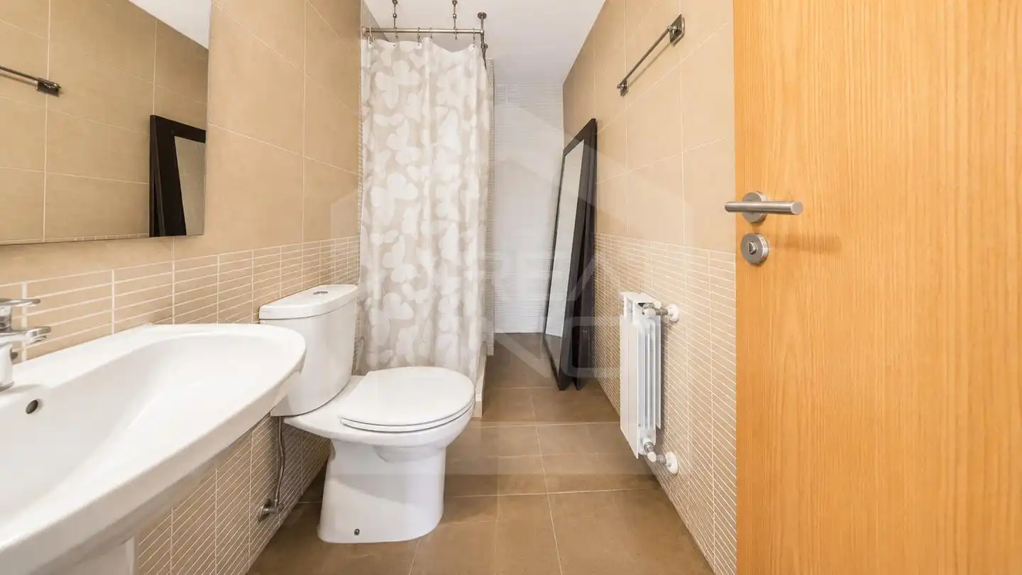 Bathroom of Flat for rent in Móstoles  with Air Conditioner, Heating and Storage room