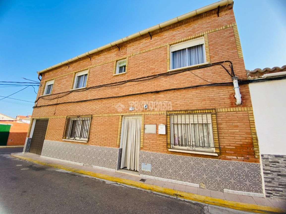 Vista exterior de Casa o xalet en venda en La Pueblanueva amb Calefacció i Terrassa