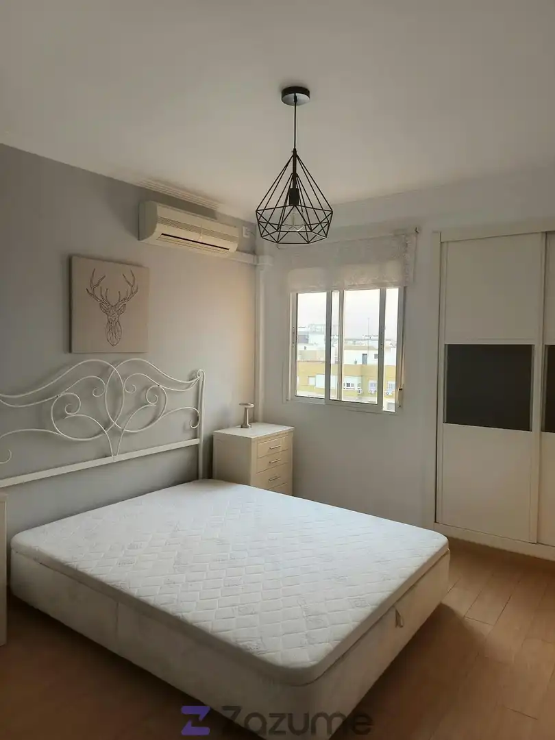 Schlafzimmer von Wohnung zur Miete in Sevilla mit Klimaanlage, Heizung und Möbliert