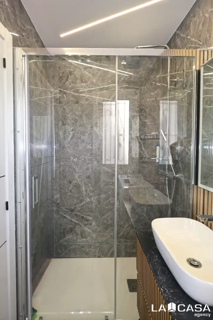 Bathroom of Attic for sale in Ciutat Vella