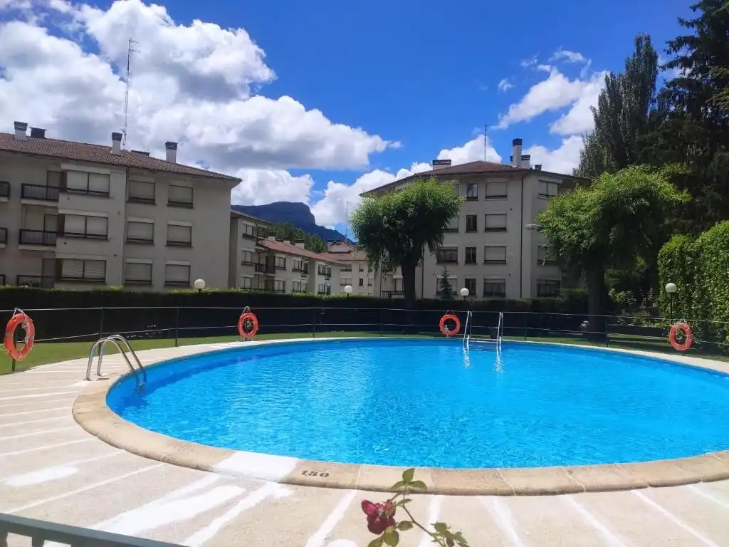 Schwimmbecken von Wohnungen zur Miete in Casco Urbano