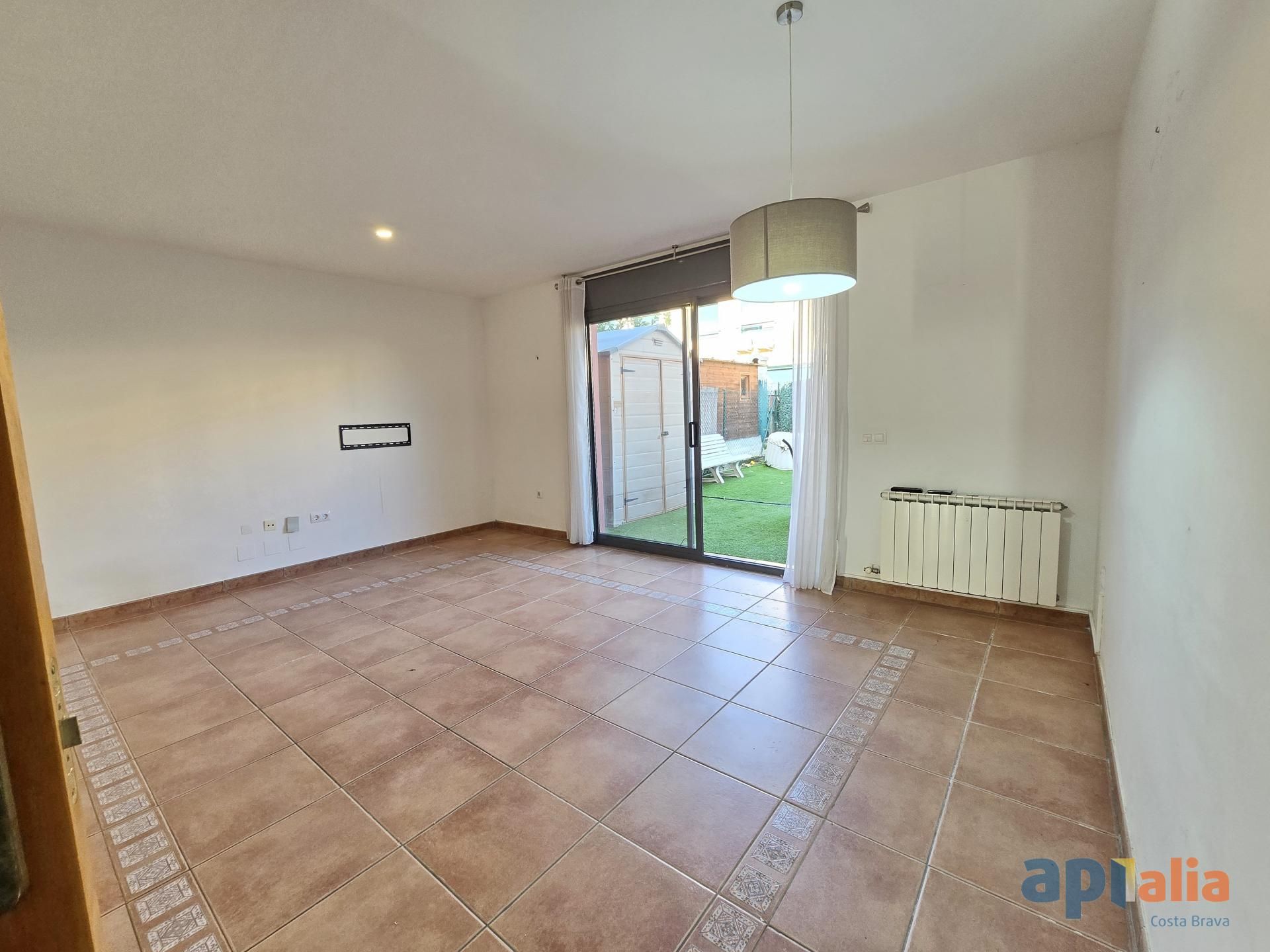Sala d'estar de Casa adosada en venda en Vall-llobrega amb Calefacció i Terrassa
