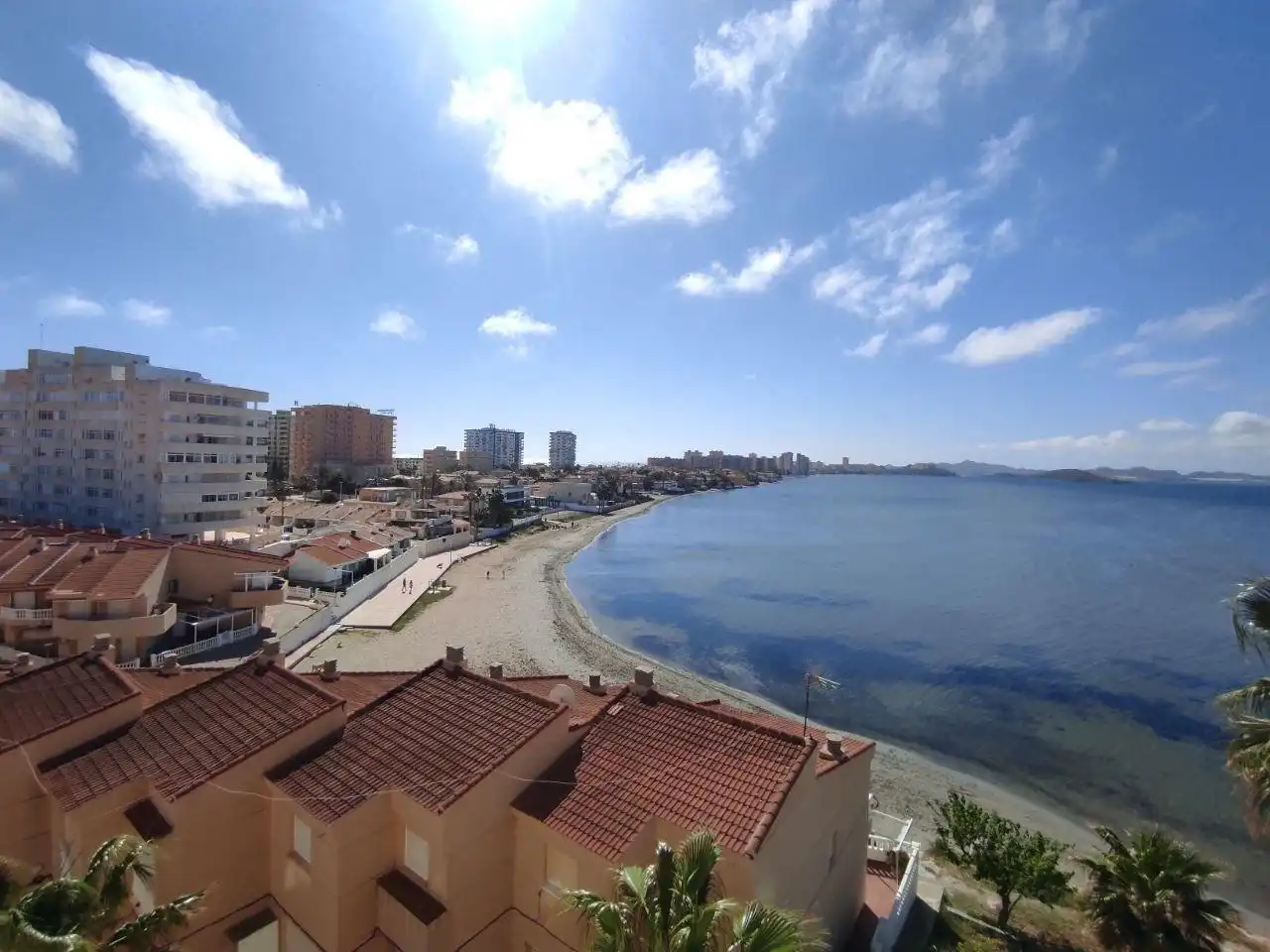 Vista exterior de Apartamento de alquiler en La Manga del Mar Menor con Calefacción, Terraza y Piscina comunitaria