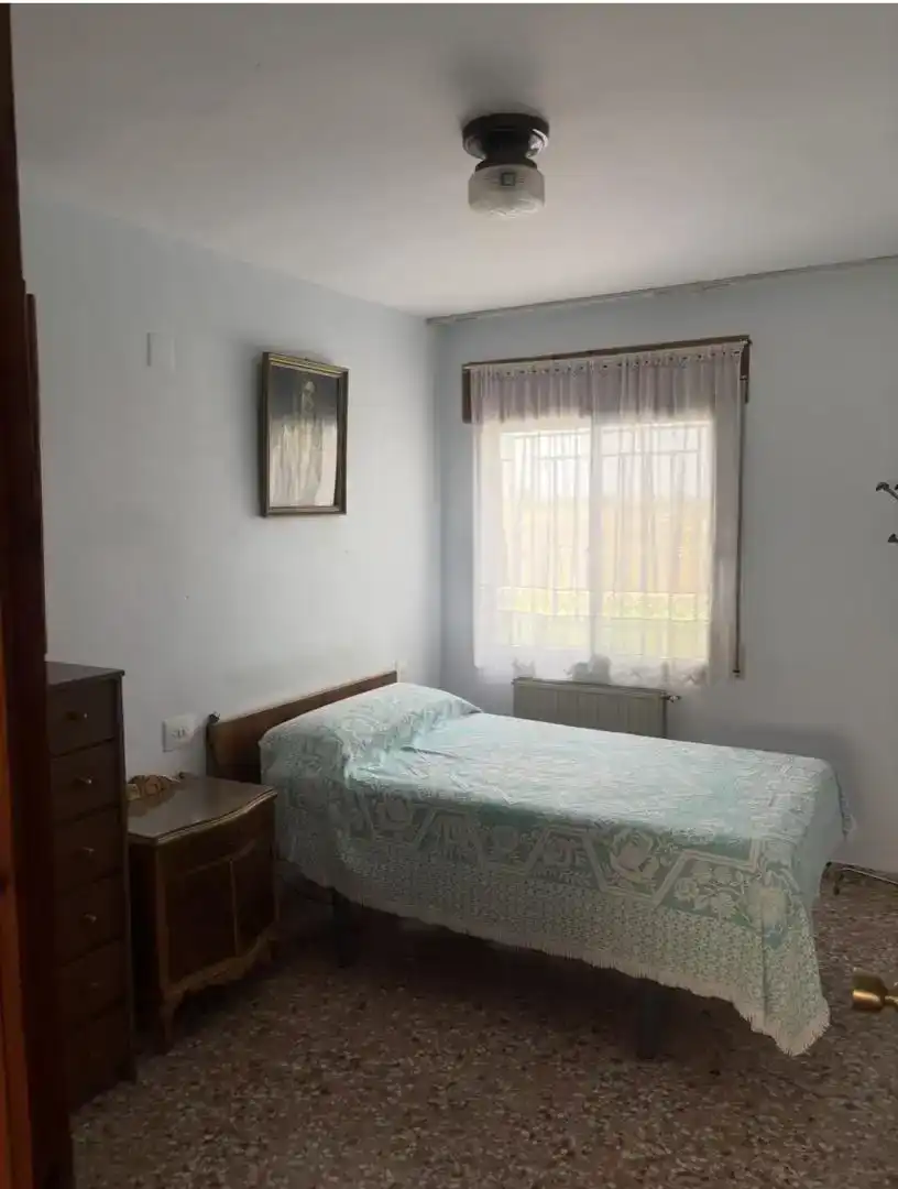 Dormitori de Casa adosada en venda en Utiel amb Balcó