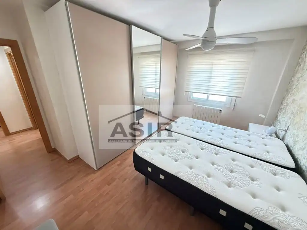 Schlafzimmer von Dachboden zum Verkauf in Alzira mit Klimaanlage und Balkon