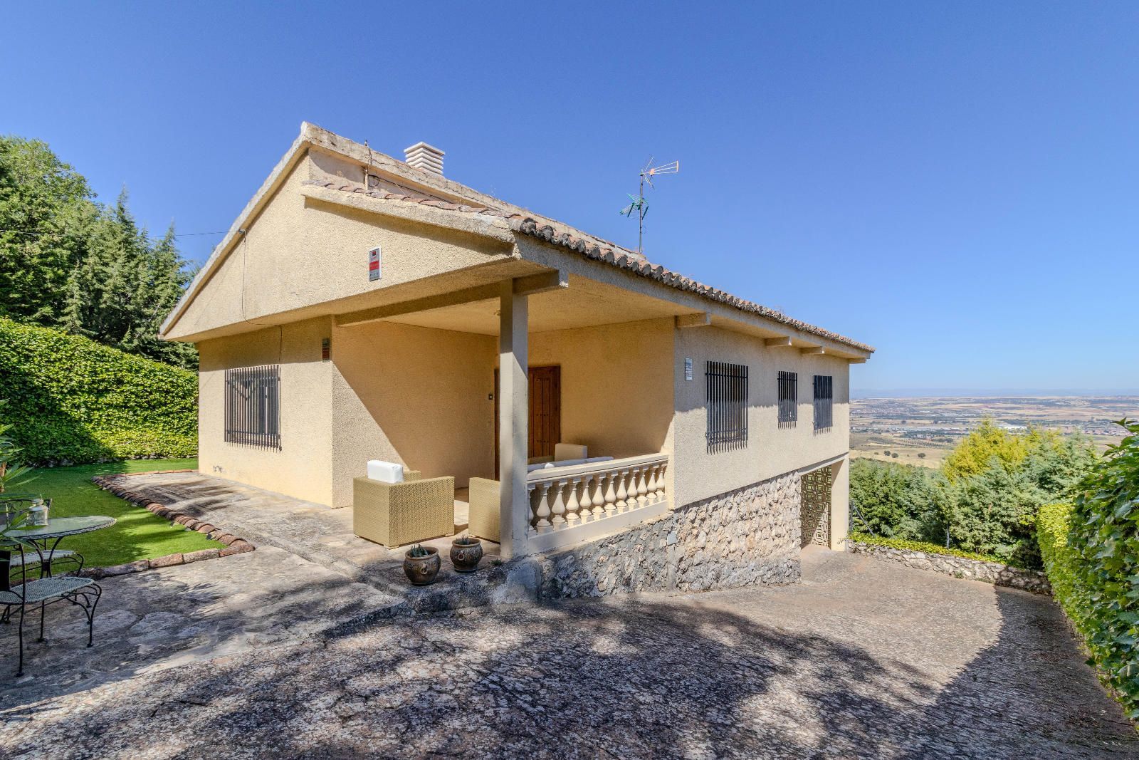 Exterior view of House or chalet for sale in Guadalajara Capital  with Air Conditioner, Heating and Private garden