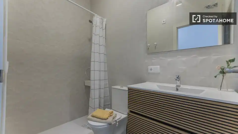 Baño de Piso de alquiler en Valencia con Aire acondicionado, Calefacción y Amueblado