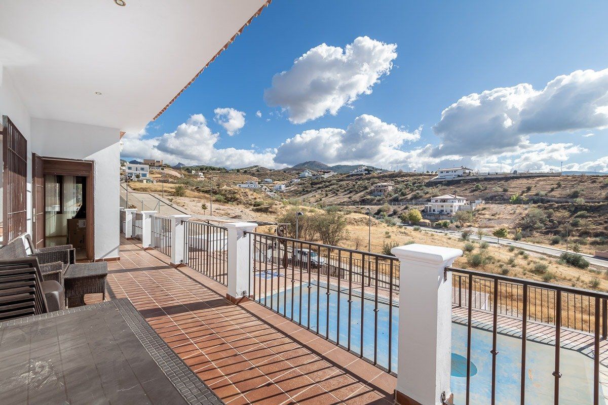 Vista exterior de Casa o xalet en venda en La Zubia amb Jardí privat, Terrassa i Traster