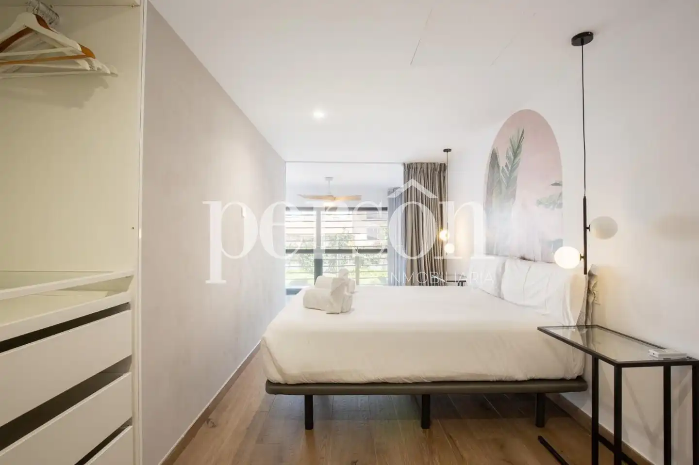 Schlafzimmer von Erdgeschoss zur Miete in Valencia mit Klimaanlage, Terrasse und Schwimmbad