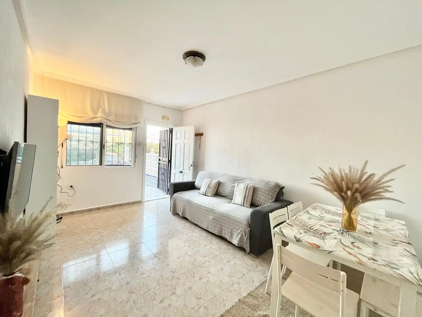 Sala de estar de Planta baja de alquiler en Torrevieja con Calefacción, Piscina y Amueblado