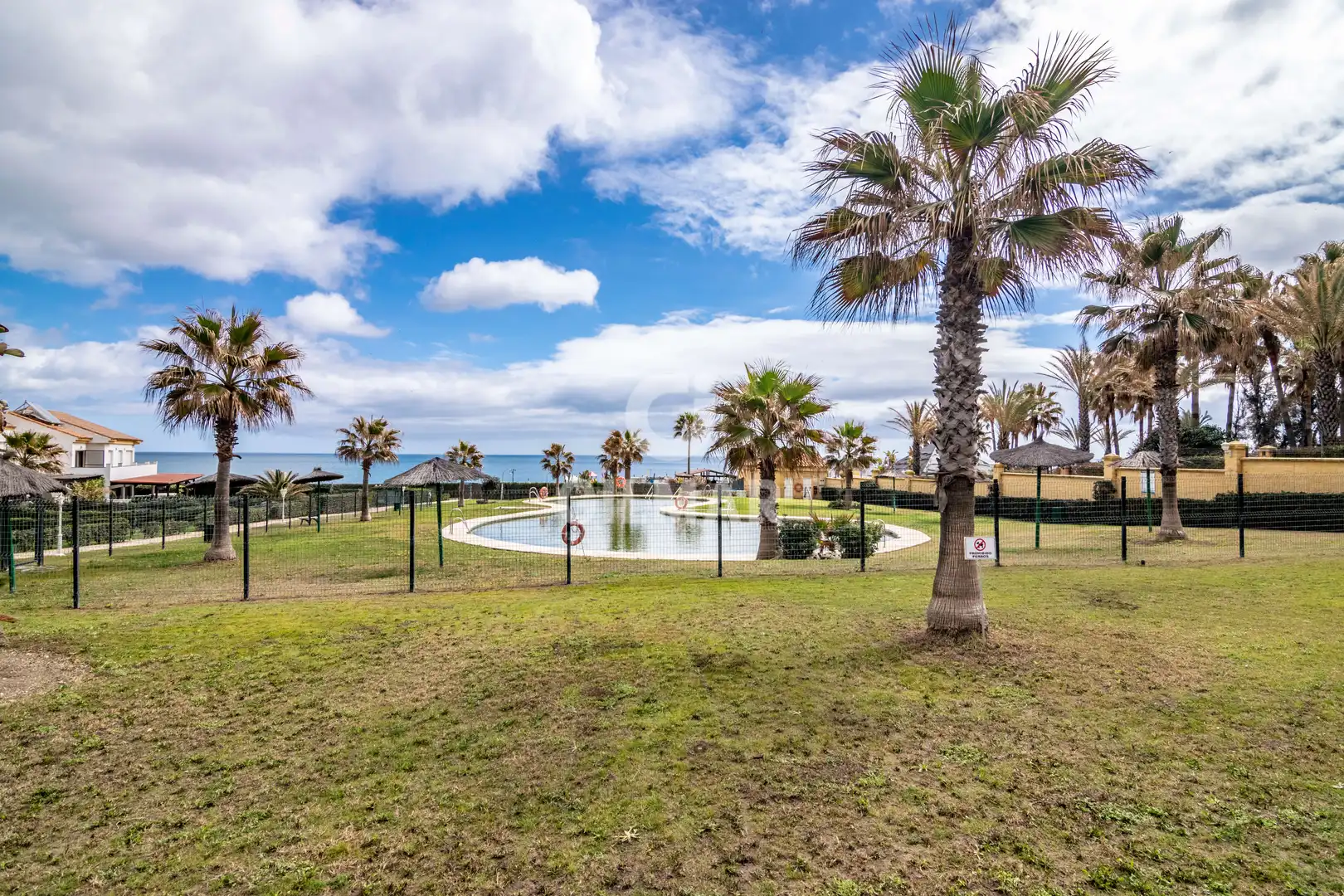 Garten von Einfamilien-Reihenhaus zum Verkauf in Manilva mit Heizung, Privatgarten und Schwimmbad