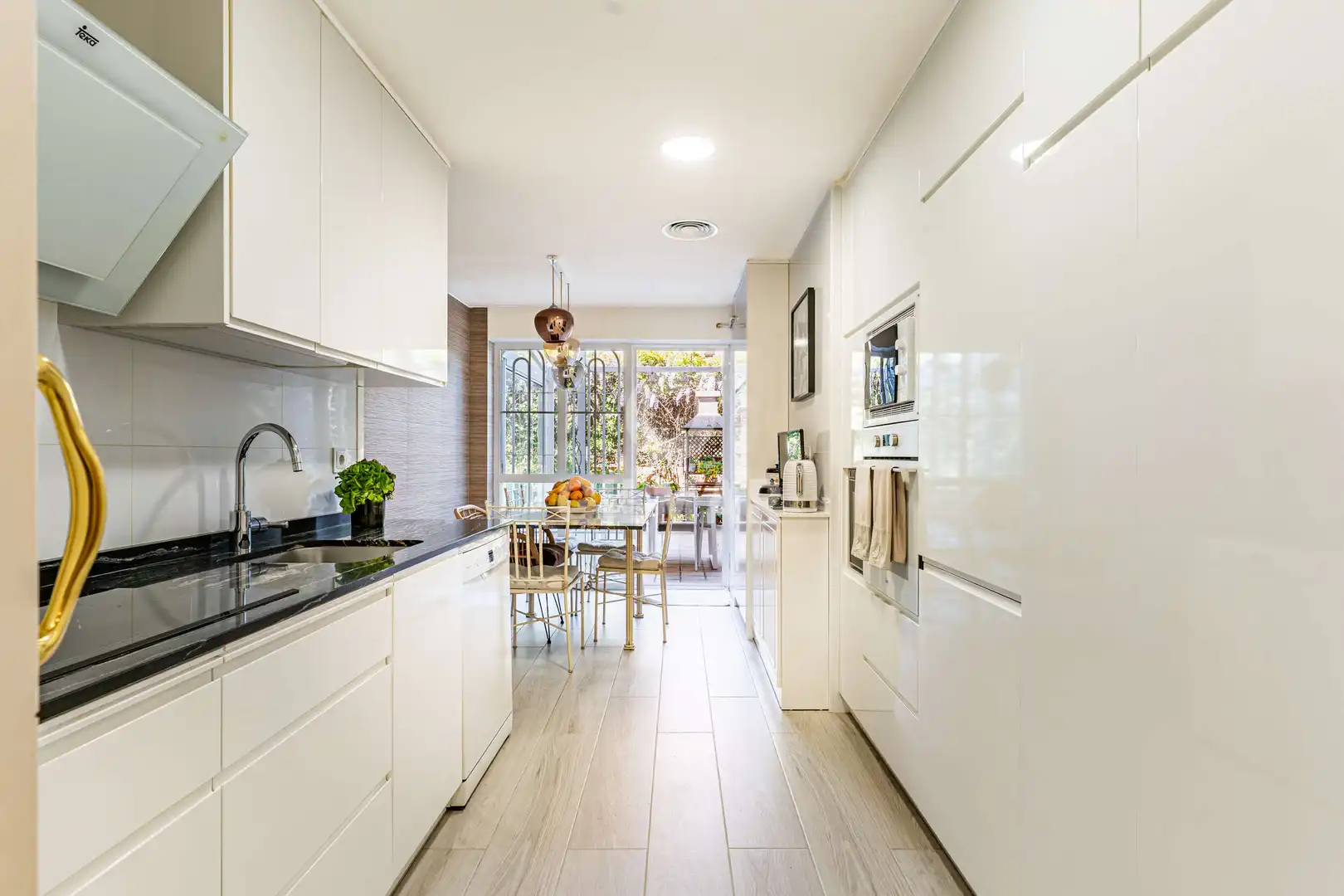 Kitchen of Ground floor for sale in Pozuelo de Alarcón  with Heating, Private garden and Storage room