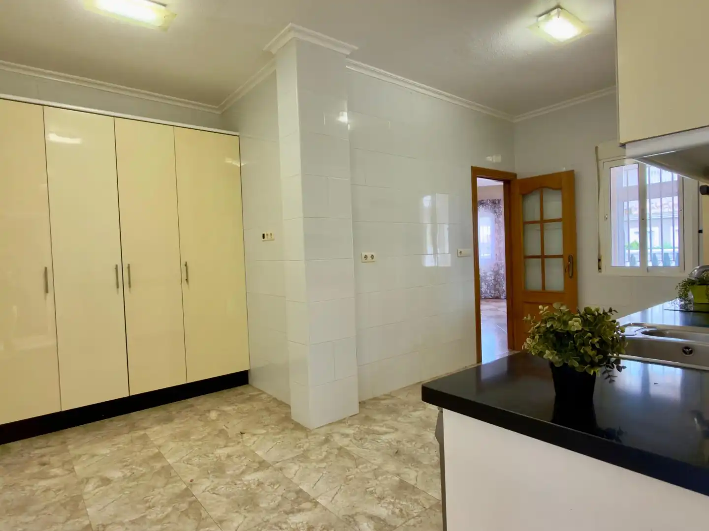 Cuina de Casa o xalet en venda en Torrevieja amb Aire condicionat, Jardí privat i Terrassa