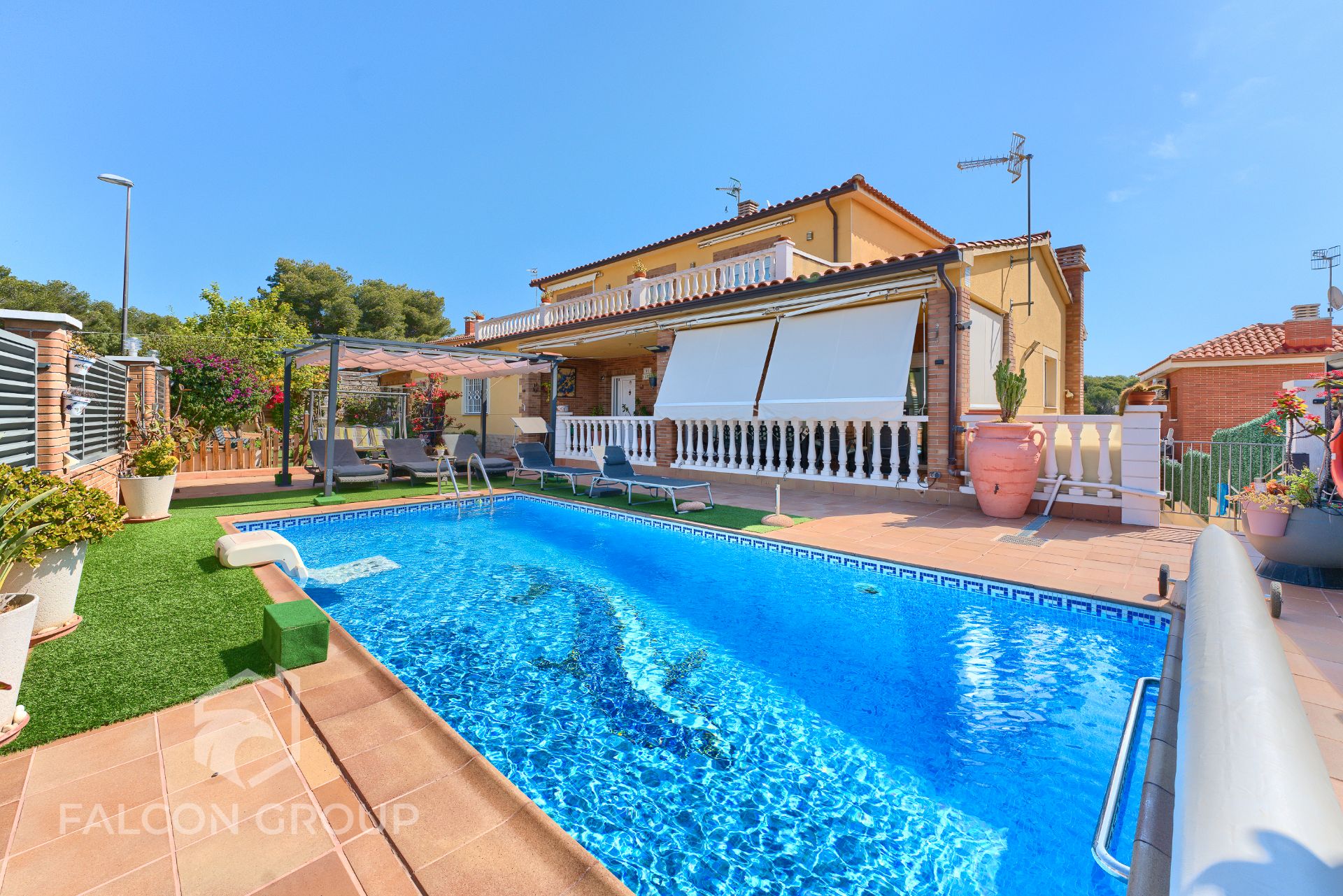 Swimming pool of House or chalet for sale in Cunit  with Air Conditioner, Heating and Private garden
