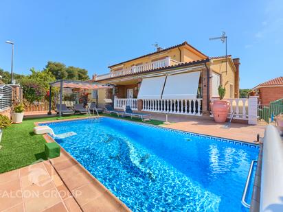 Piscina de Casa o xalet en venda en Cunit amb Aire condicionat, Calefacció i Jardí privat