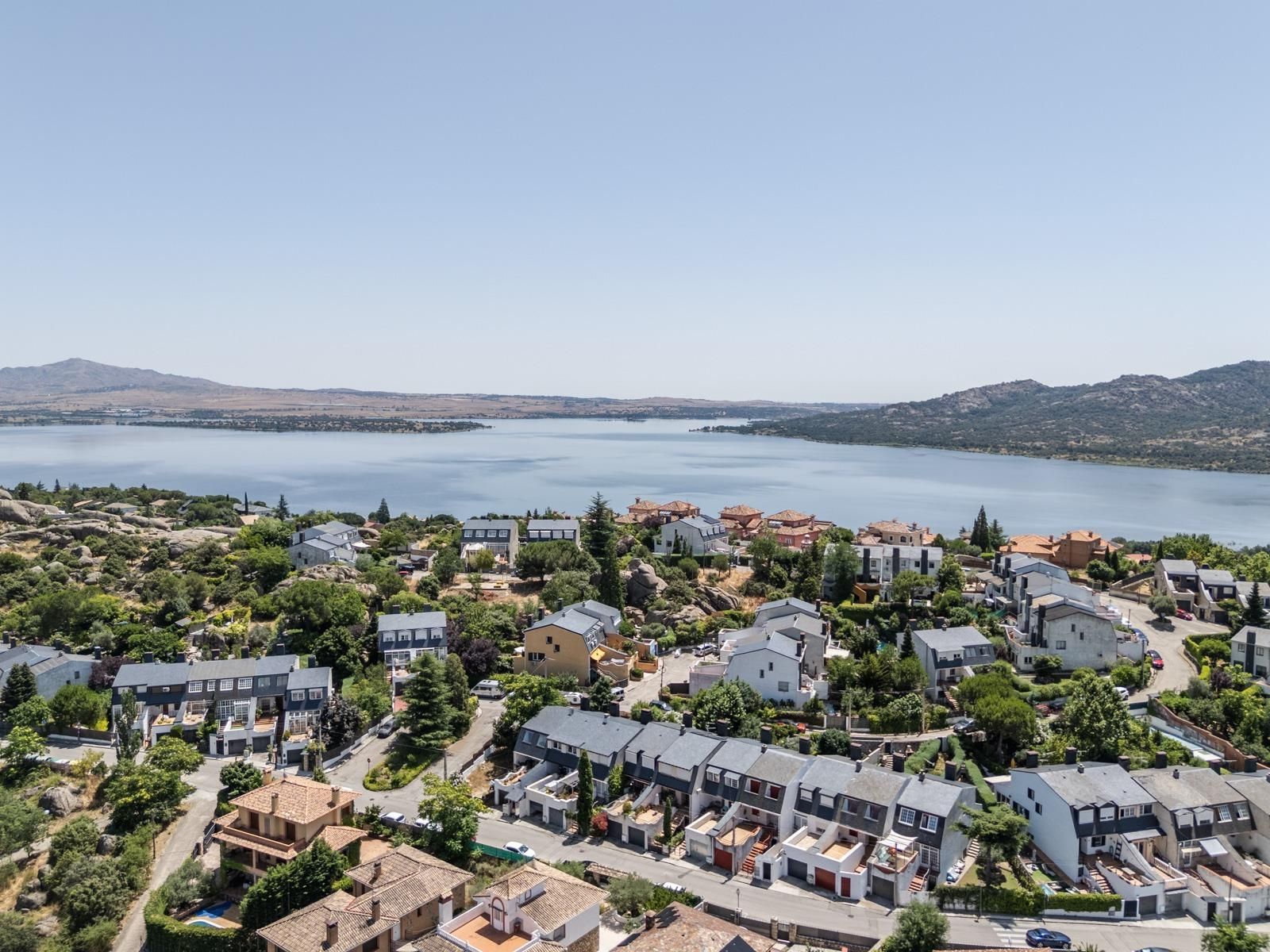 Vista exterior de Casa o chalet en venta en Manzanares El Real con Aire acondicionado, Calefacción y Jardín privado