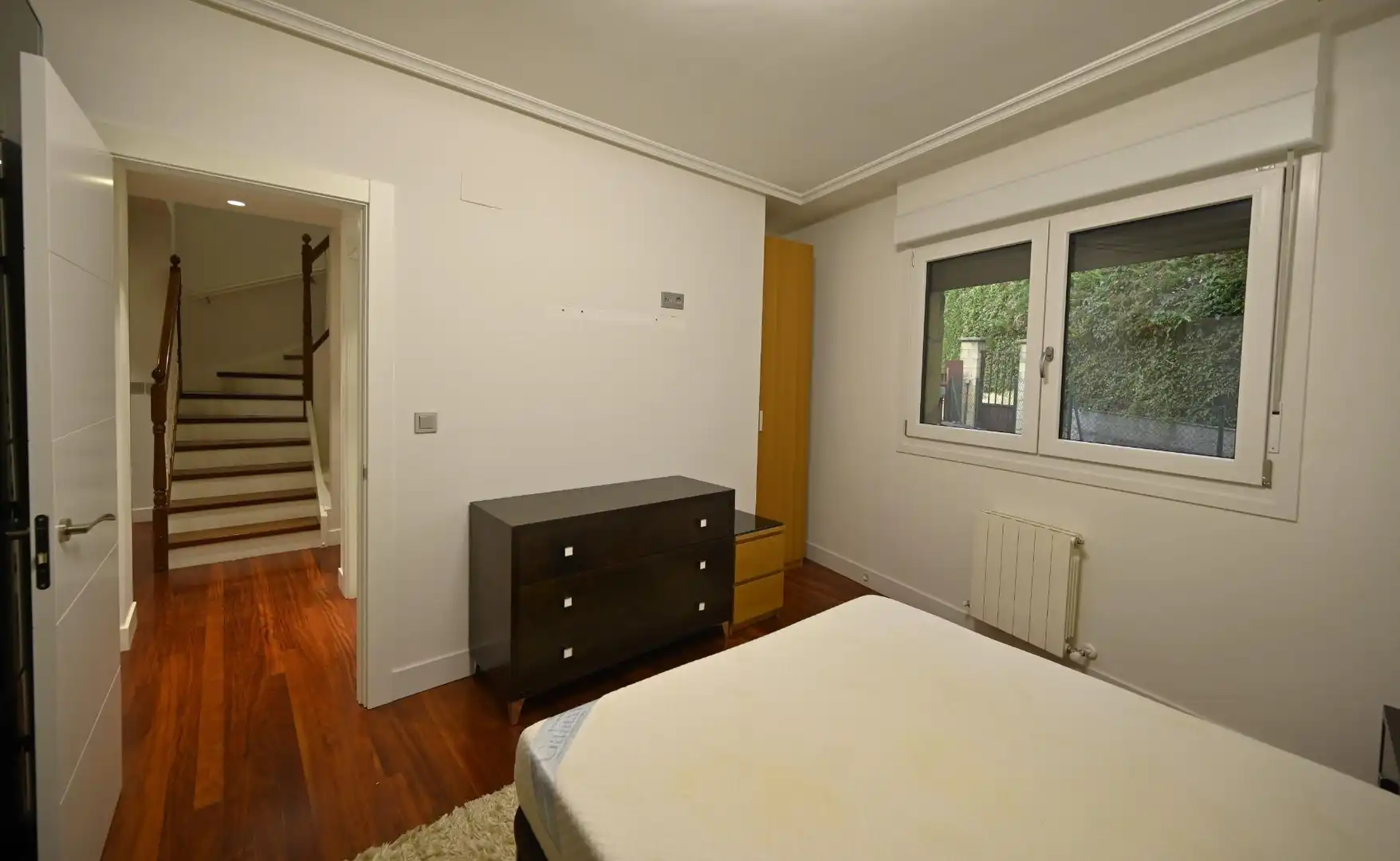 Habitación de Casa adosada en venta en Loiu con Aire acondicionado, Calefacción y Jardín privado