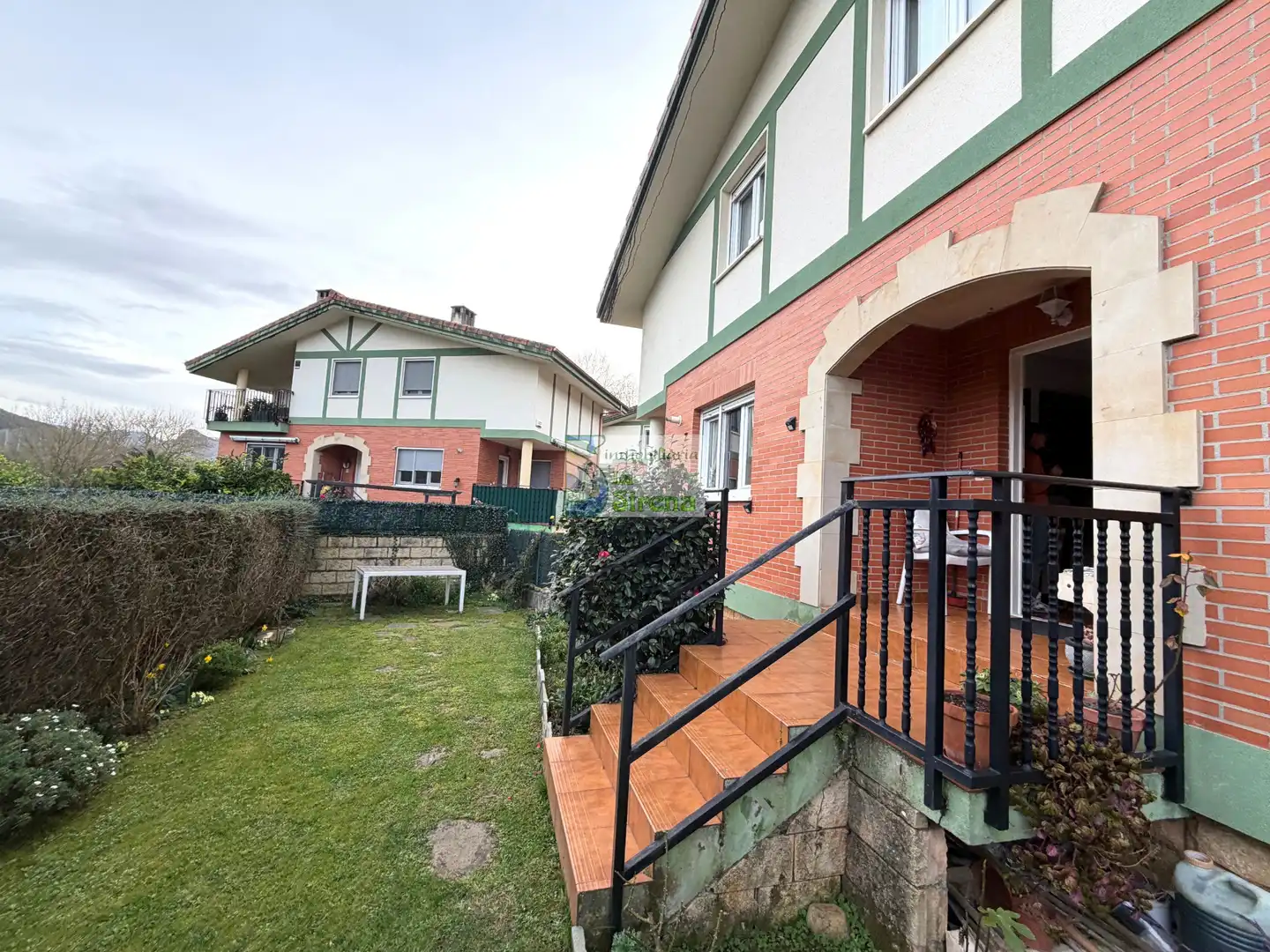 Vista exterior de Casa o xalet en venda en Castro-Urdiales amb Calefacció, Jardí privat i Terrassa