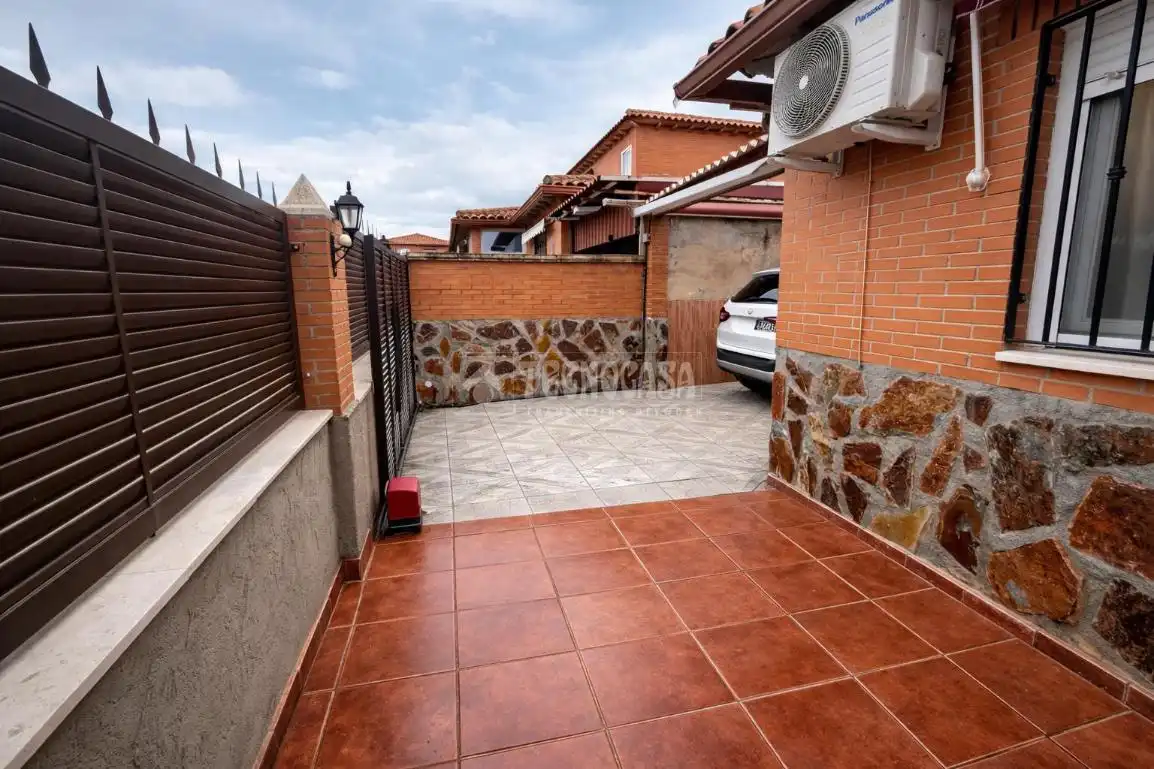 Terraza de Casa adosada en venta en Lominchar con Aire acondicionado, Calefacción y Jardín privado