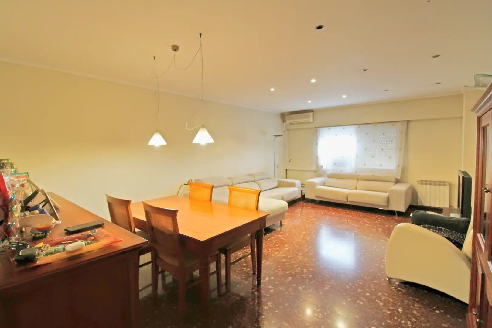 Sala de estar de Piso en venta en L'Hospitalet de Llobregat con Aire acondicionado, Calefacción y Amueblado