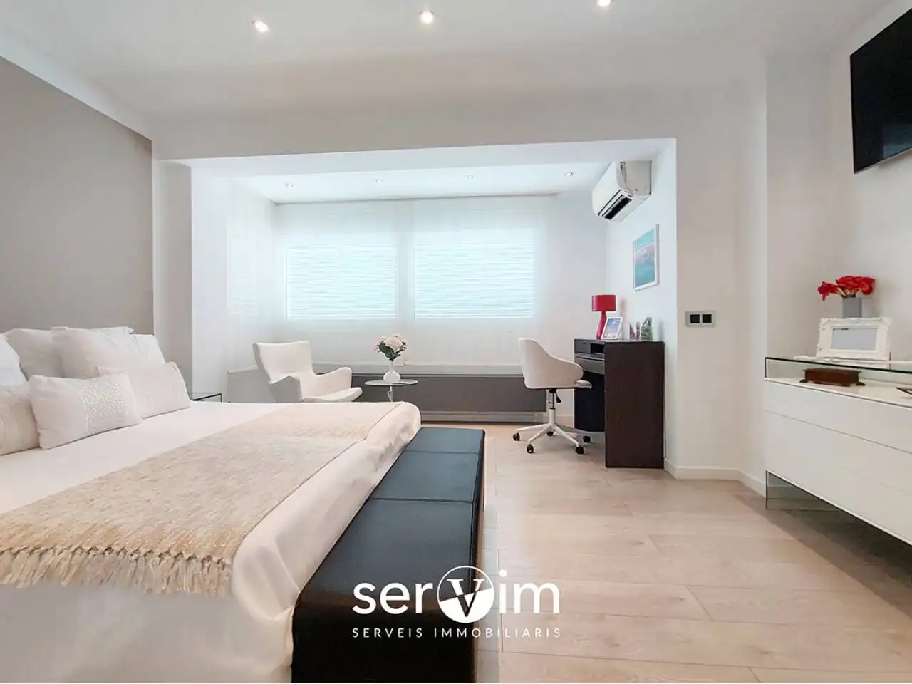 Habitación de Casa adosada en venta en Girona con Aire acondicionado, Calefacción y Jardín privado