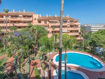 Piso con piscina en venta en Avenida Avenida del Conde Rudi