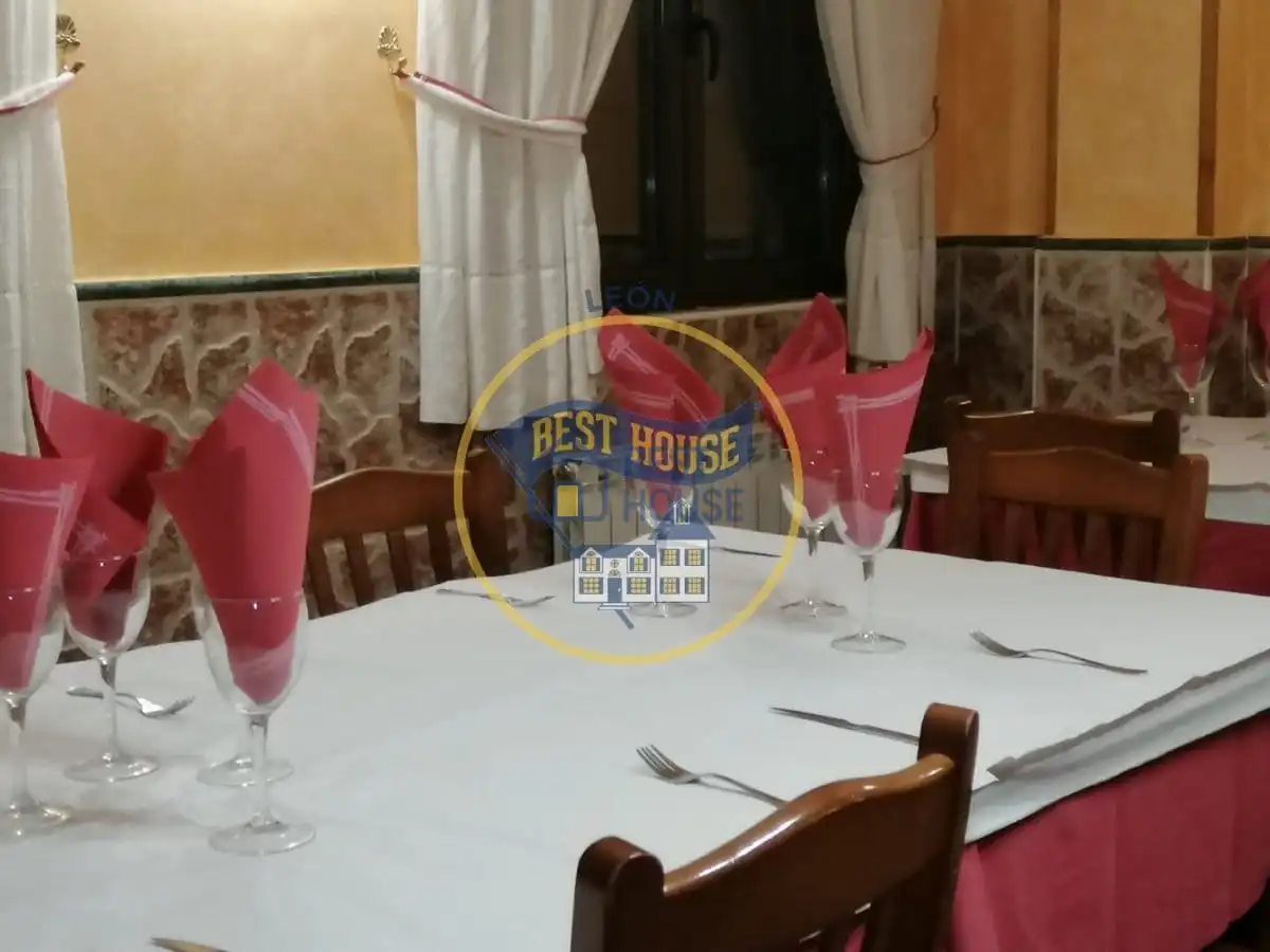Edifici en venda en El Burgo Ranero  amb Alarma