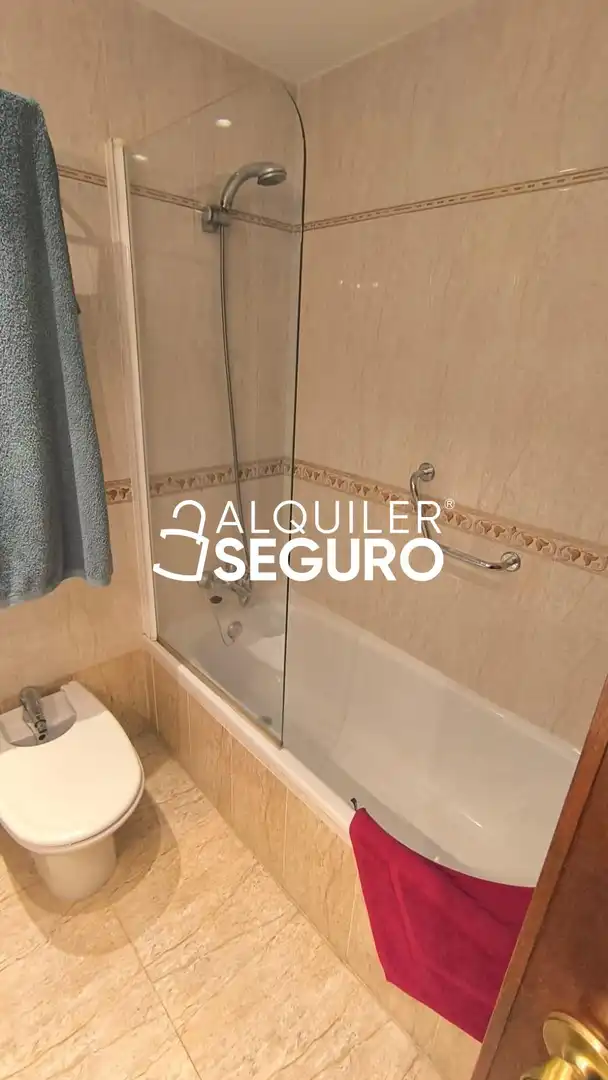 Bathroom of Flat for rent in Sevilla  with Air Conditioner and Furnished