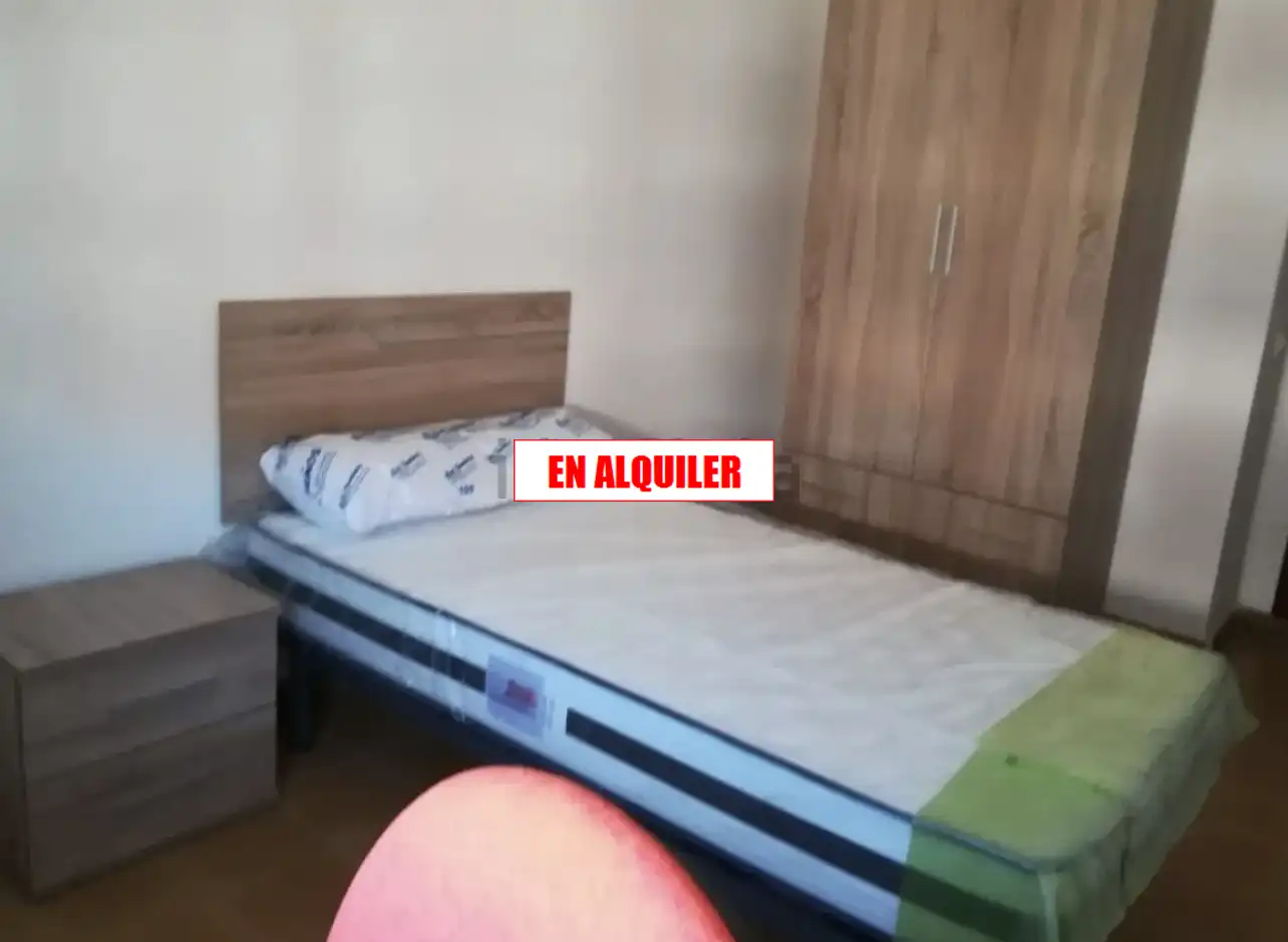 Dormitori de Pis de lloguer en Ciudad Real amb Calefacció, Terrassa i Moblat