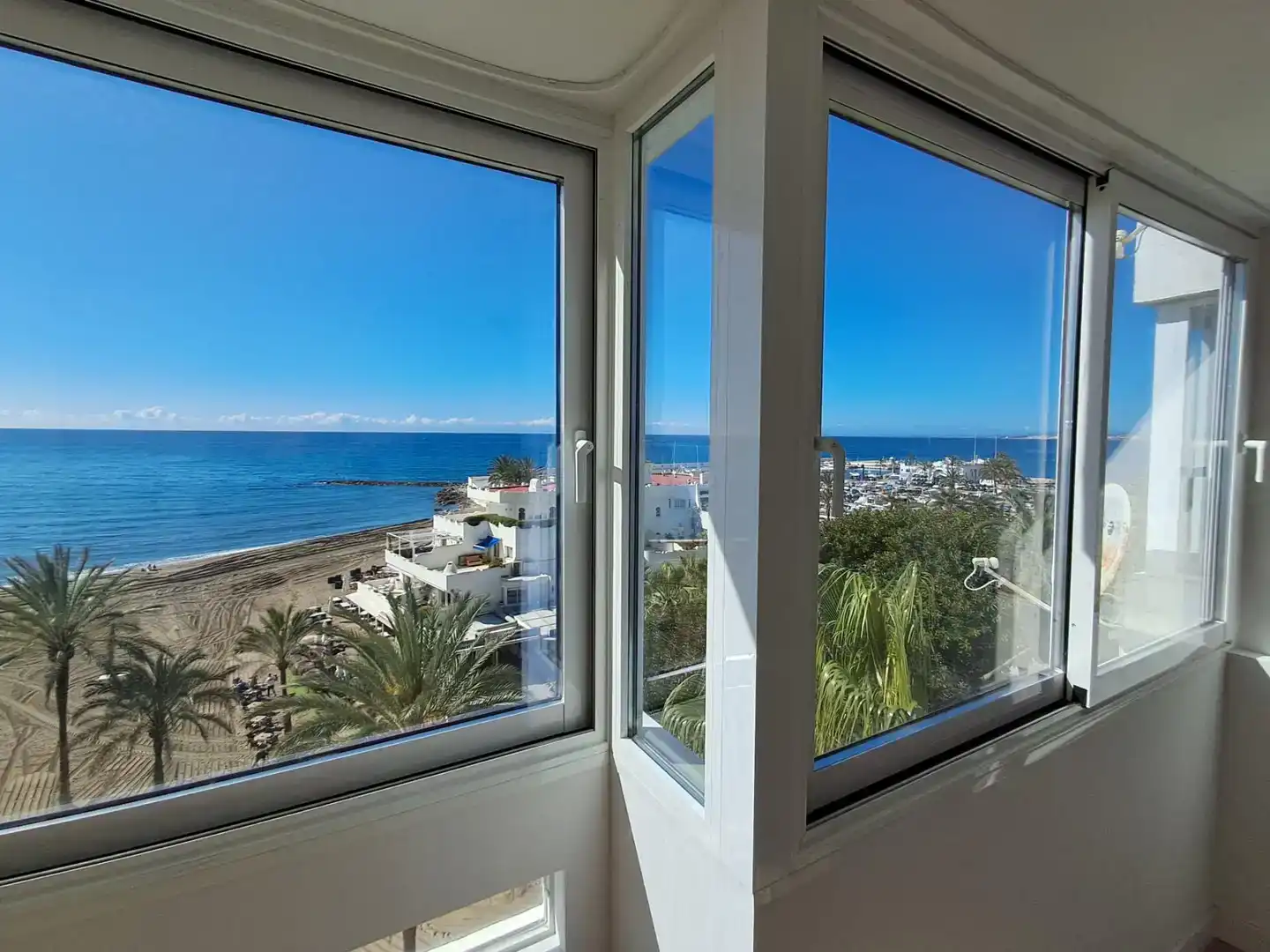 Schlafzimmer von Wohnung zur Miete in Marbella mit Klimaanlage und Balkon