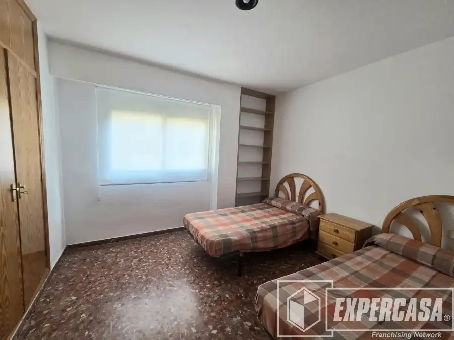Dormitori de Apartament de lloguer en Cullera amb Terrassa, Piscina i Moblat