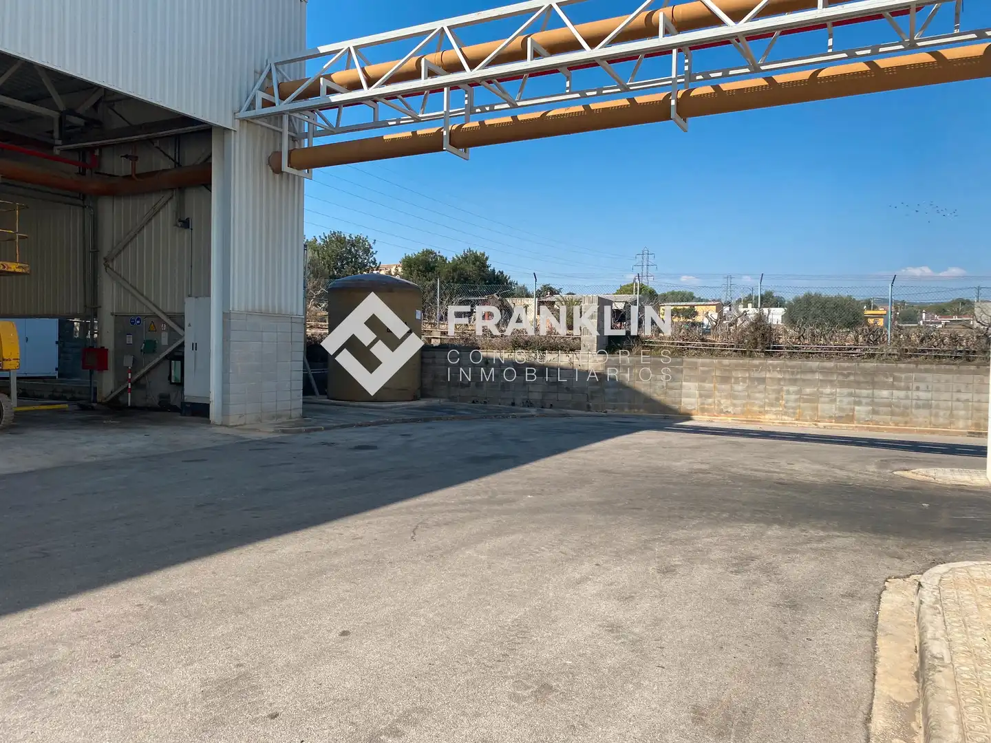 Vista exterior de Nau industrial en venda en Vilanova i la Geltrú