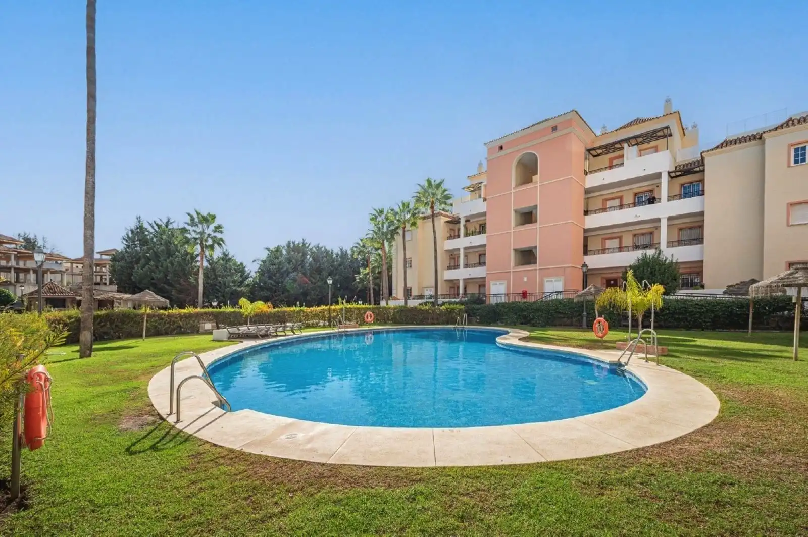 Piscina de Piso en venta en Marbella con Terraza y Piscina comunitaria