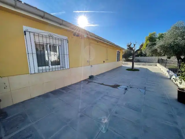 Vista exterior de Casa o xalet en venda en Alicante / Alacant amb Aire condicionat, Calefacció i Jardí privat