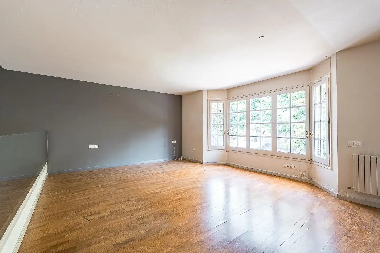 Sala d'estar de Casa o xalet en venda en Barcelona amb Calefacció, Jardí privat i Parquet
